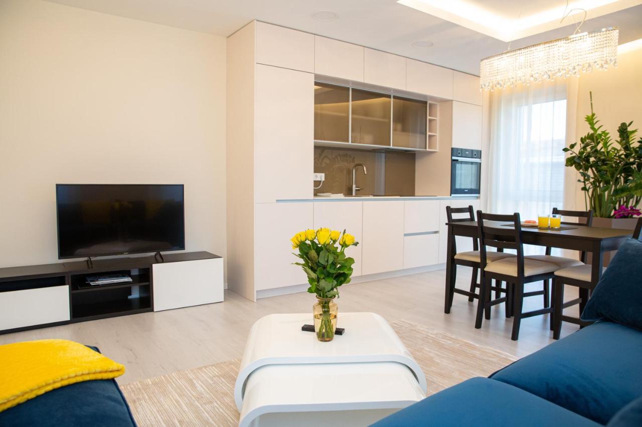 Luxurious Blue&Yellow Apartment In Kaunas Center Exterior photo