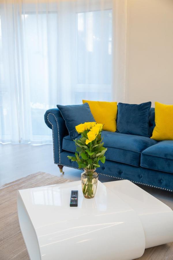 Luxurious Blue&Yellow Apartment In Kaunas Center Exterior photo