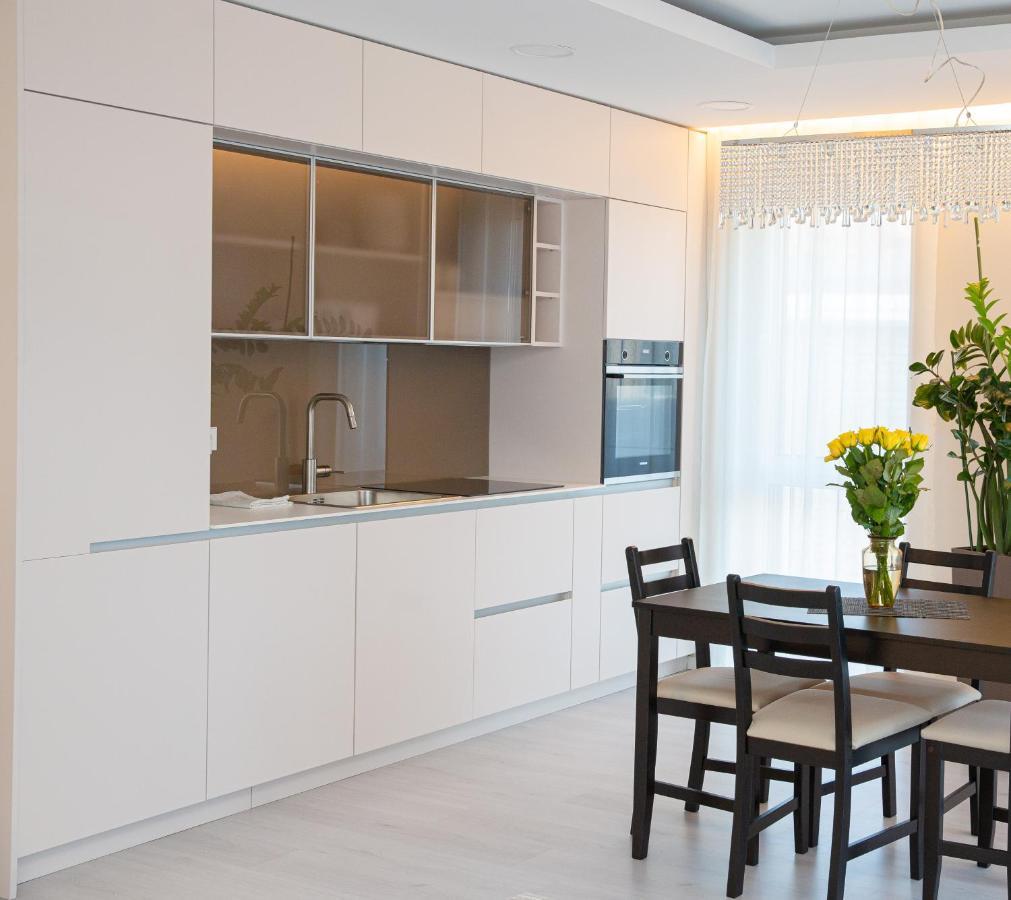 Luxurious Blue&Yellow Apartment In Kaunas Center Exterior photo