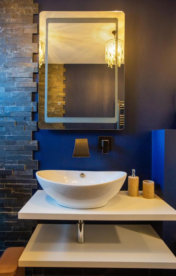 Luxurious Blue&Yellow Apartment In Kaunas Center Exterior photo